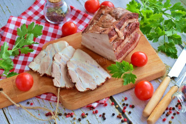 Свиная грудинка в луковой шелухе вареная в кастрюле