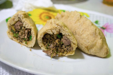 Пирожки из пшенично-ржаного теста с куриной печенью и пряным