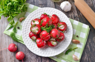 Маринованная битая редиска
