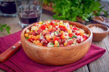 Салат с красной фасолью консервированной и курицей