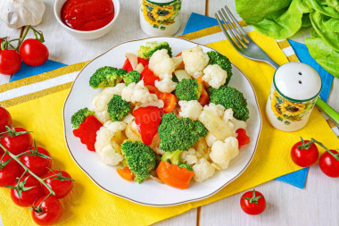 Цветная и брокколи на сковороде