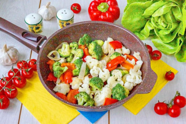 Цветная и брокколи на сковороде