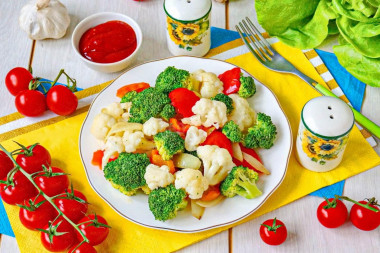 Цветная и брокколи на сковороде