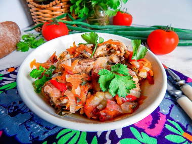 Куриное филе с овощами на сковороде