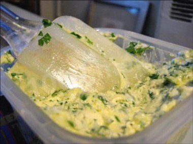 Чесночное масло с петрушкой и перцем намазка