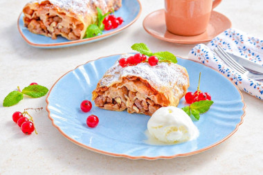 Штрудель с яблоками классический