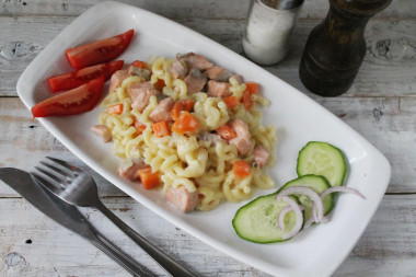 Макароны с горбушей луком и морковью в соусе