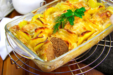Запеканка из мясных котлет с картофельными дольками и сыром