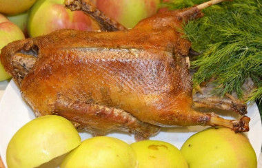 Запеченная утка с яблоками в рукаве