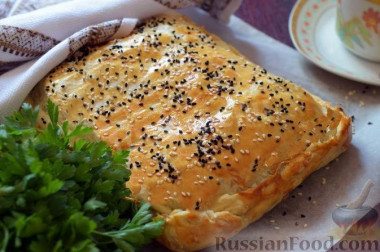 Картофельно-мясной пирог из слоеного теста