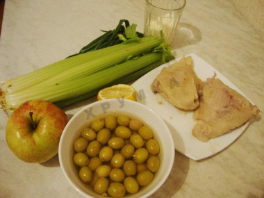 Рецепт - Салат с зелеными оливками сельдереем курицей горчицей - Шаг 1 - Готовим все ингредиенты. Курицу отвариваем