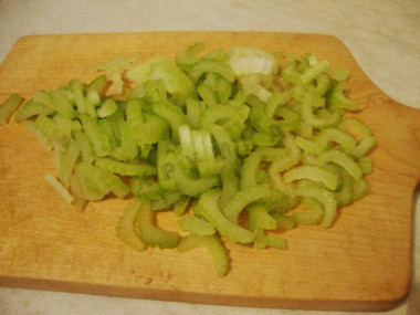 Рецепт - Салат с зелеными оливками сельдереем курицей горчицей - Шаг 2 -  Стебель сельдерея режем (три черешка)