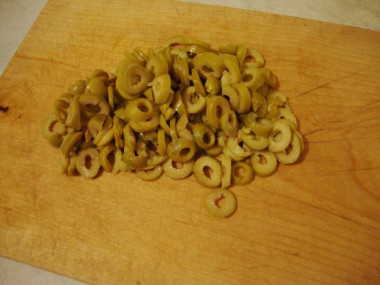 Рецепт - Салат с зелеными оливками сельдереем курицей горчицей - Шаг 3 -  Оливки нарезаем кружочками