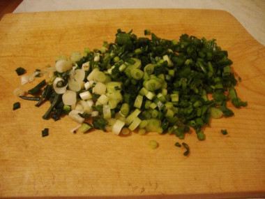 Рецепт - Салат с зелеными оливками сельдереем курицей горчицей - Шаг 4 -  Лук мелко режем