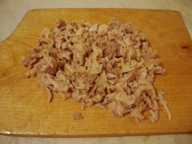 Рецепт - Салат с зелеными оливками сельдереем курицей горчицей - Шаг 5 -  Курицу мелко режем