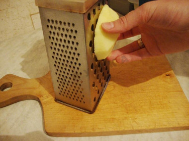 Рецепт - Салат с зелеными оливками сельдереем курицей горчицей - Шаг 6 -  Яблоко трем на крупной терке