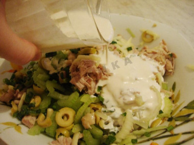 Рецепт - Салат с зелеными оливками сельдереем курицей горчицей - Шаг 7 -  Майонез смешиваем с горчицей и лимонным соком