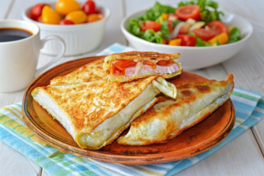 Треугольники из лаваша с начинкой сыром и колбасой