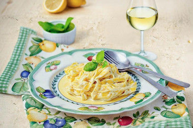 Макароны в сливочном соусе на сковороде