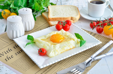 Завтрак из яиц и сыра на сковороде