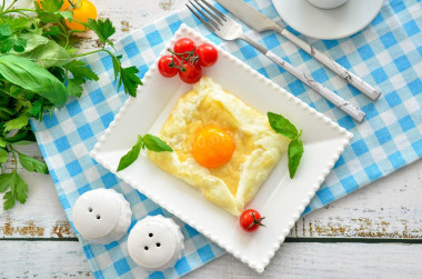 Завтрак из яиц и сыра на сковороде