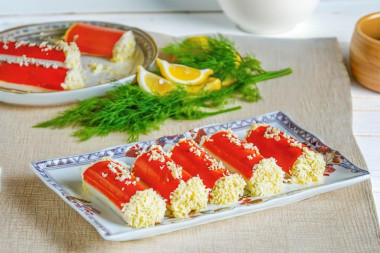 Рулетики из крабовых палочек на праздничный стол