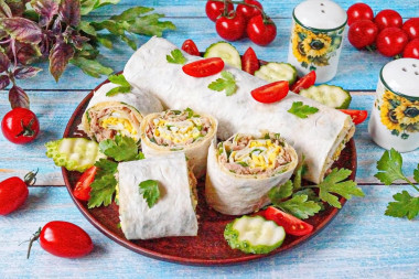 Рулет из лаваша с рыбными консервами