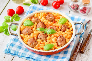 Макароны с фрикадельками на сковороде