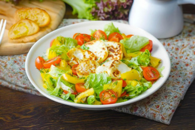 Салат с жареным адыгейским сыром и помидорами