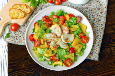 Салат с жареным адыгейским сыром и помидорами