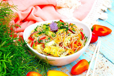 Салат с фунчозой и курицей