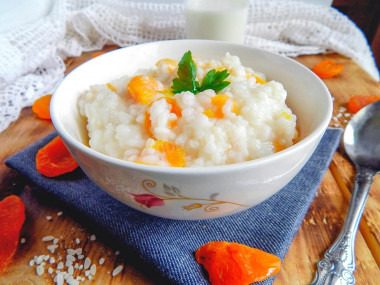 Рисовая каша с курагой