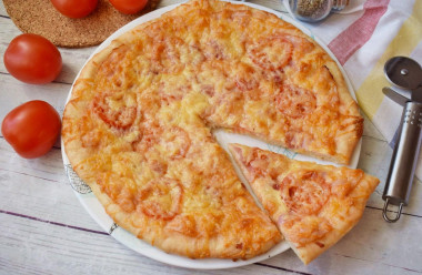 Пицца с копченой колбасой и сыром