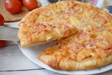 Пицца с копченой колбасой и сыром