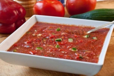Гаспачо по классике с огурцами и помидорами