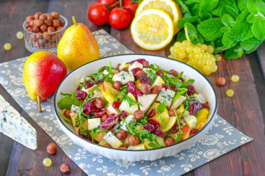 Салат с курицей и грушей