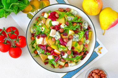 Салат с курицей и грушей