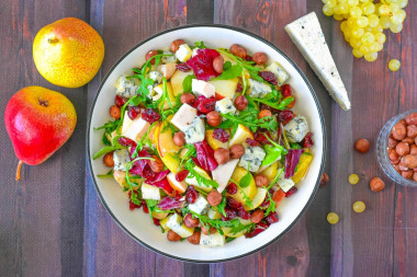 Салат с курицей и грушей