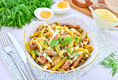 Салат с мясом и солеными огурцами
