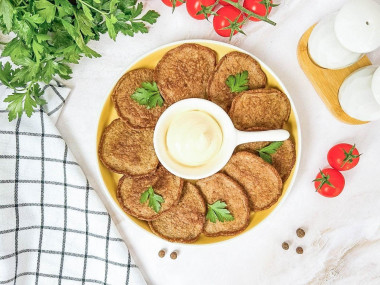 Нежные оладьи из куриной печени с манкой