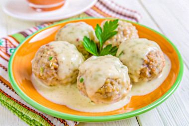 Ёжики из фарша в сметанном соусе