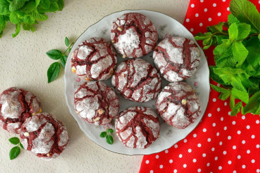 Домашнее печенье Красный бархат с трещинками