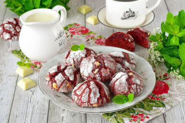 Домашнее печенье Красный бархат с трещинками