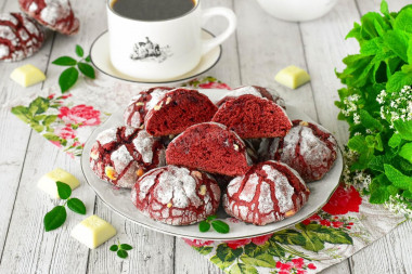 Домашнее печенье Красный бархат с трещинками