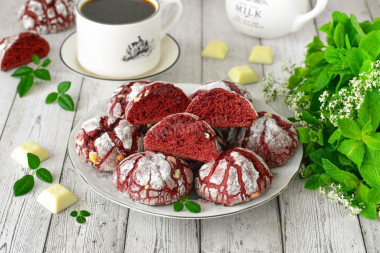 Домашнее печенье Красный бархат с трещинками