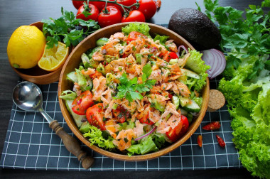Салат с копченой горбушей и овощами