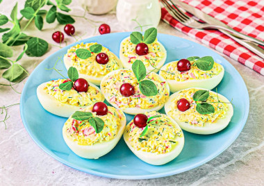 Яйца фаршированные сыром и чесноком