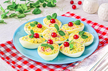 Яйца фаршированные сыром и чесноком