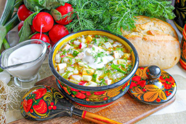 Классическая окрошка на квасе с колбасой