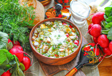 Классическая окрошка на квасе с колбасой